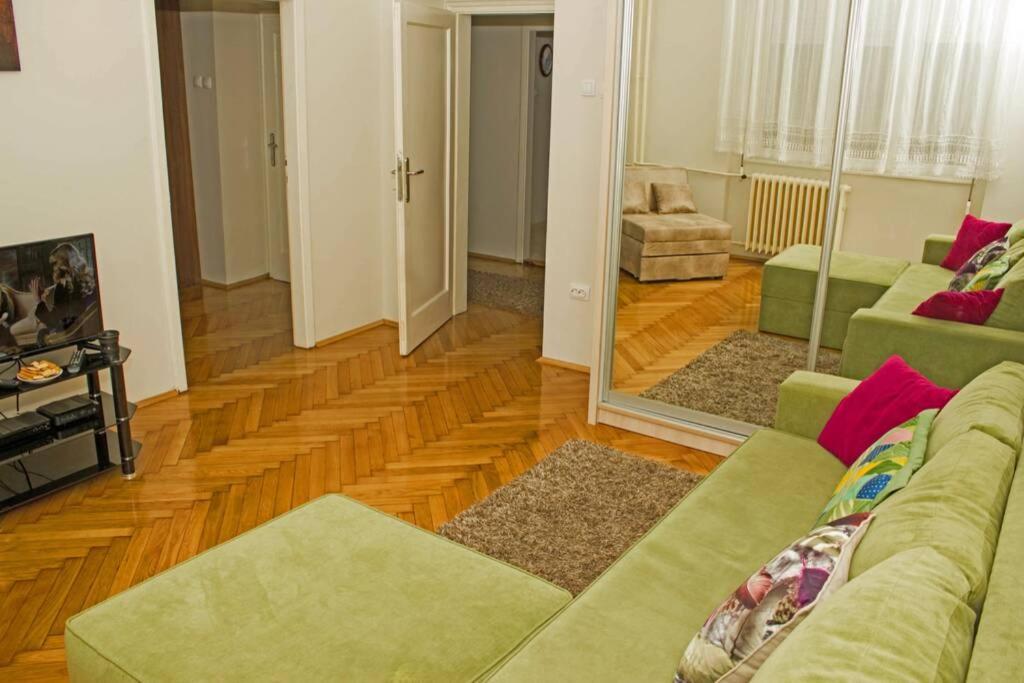 See U In Beograd Bagian luar foto